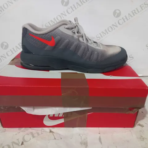 BOXED PAIR OF NIKE AIR TRAINERS IN GREY/RED UK SIZE 2