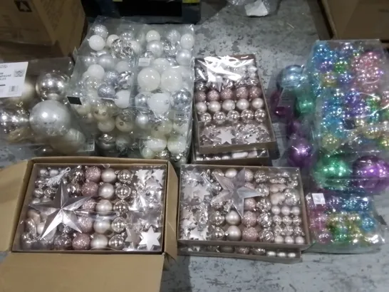 LOT OF APPROXIMATELY 30 ASSORTED PACKS OF BAUBLES