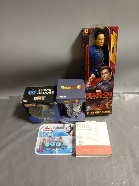 BOX OF APPROXIMATELY 15 ASSORTED ITEMS TO INCLUDE SHANG-CHI WENWU ACTION FIGURE, DRAGONBALL Z GLASS, THOMAS & FRIENDS THOMAS FIGURE ETC