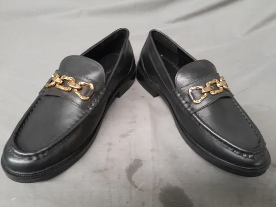 BOXED PAIR OF TOPSHOP LOAFERS IN BLACK W. GOLD EFFECT CHAIN SIZE 6