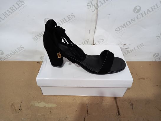 BOXED PAIR OF DESIGNER BLACK HIGH HEELS SIZE 41