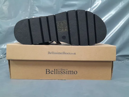 BOXED PAIR OF BELLISSIMO OPEN TOE LOW WEDGE SANDALS IN BLACK/ANIMAL PRINT SIZE 6