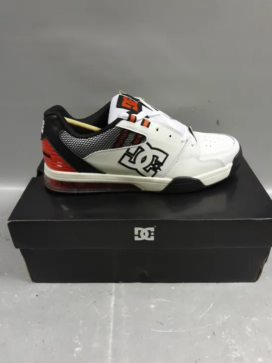 BOXED PAIR OF DC MENS VERSATILE TRAINERS - 8.5