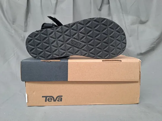 BOXED PAIR OF TEVA OPEN TOE SANDALS IN BLACK UK SIZE 6