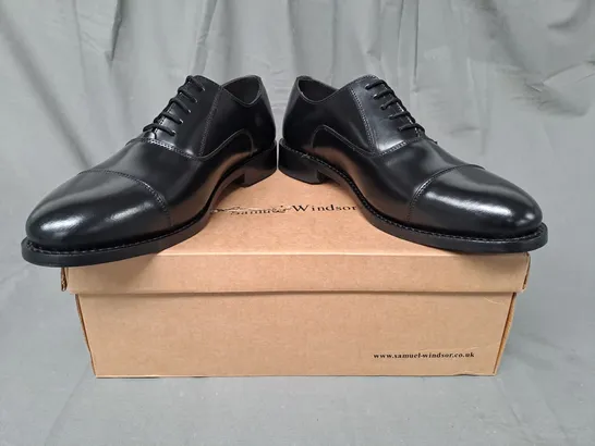 BOXED PAIR OF SAMUEL WINDSOR LACE UP SHOES IN BLACK UK SIZE 10