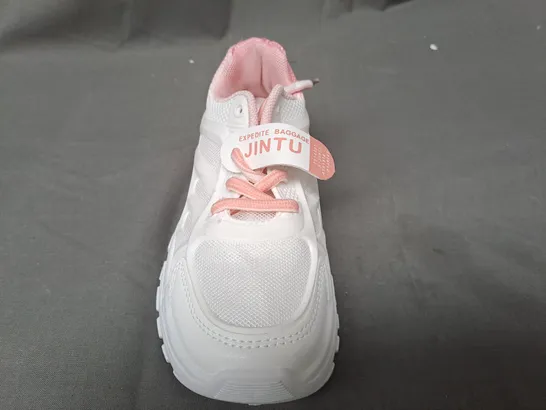 BOXED PAIR OF JINTU KIDS SHOES IN WHITE/PINK GRADIENT EU SIZE 32