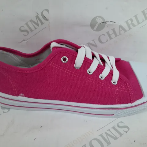 BOXED PAIR OF REDFISH LACE UP LOWS IN PINK - SIZE 7