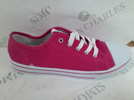 BOXED PAIR OF REDFISH LACE UP LOWS IN PINK - SIZE 7