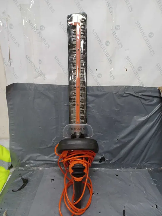 BLACK AND DECKER 500-WATT HEDGE TRIMMER - COLLECTION ONLY