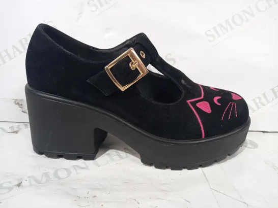 BOXED PAIR OF KOI VEGAN LEATHER LOW BLOCK HEEL CLOSED TOE FAUX SUEDE SHOES IN BLACK W. PINK CAT DESIGN UK SIZE 4