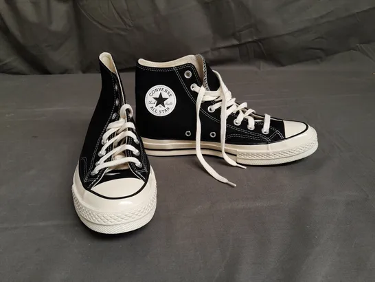 BOXED PAIR OF CONVERSE ALL STAR SHOES SIZE UK 7