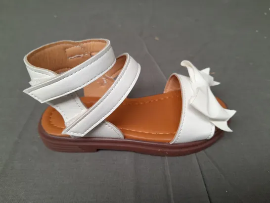 BOXED PAIR OF CHILDRENS SANDALS IN WHITE SIZE EU 26