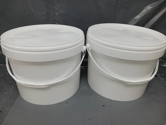 2 PLASTIC STORAGE BUCKETS WITH HANDLES AND LIDS IN WHITE