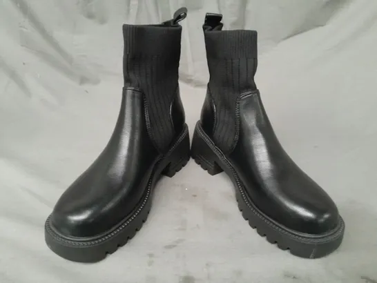 BOXED PAIR OF DESIGNER ANKLE BOOTS IN BLACK EU SIZE 37