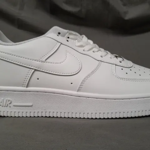 BOXED PAIR OF NIKE AIR FORCE 1 SHOES IN WHITE UK SIZE 8