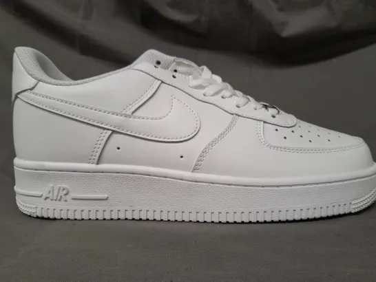 BOXED PAIR OF NIKE AIR FORCE 1 SHOES IN WHITE UK SIZE 8