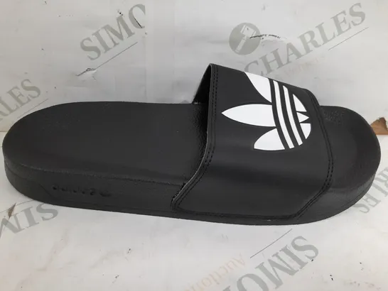 PAIR OF ADIDAS MENS SLIDES IN BLACK - SIZE 9