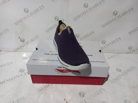 BOXED PAIR OF SKECHERS GOWALK ARCH FIT ICONIC SLIP ON TRAINERS IN PURPLE UK SIZE 4