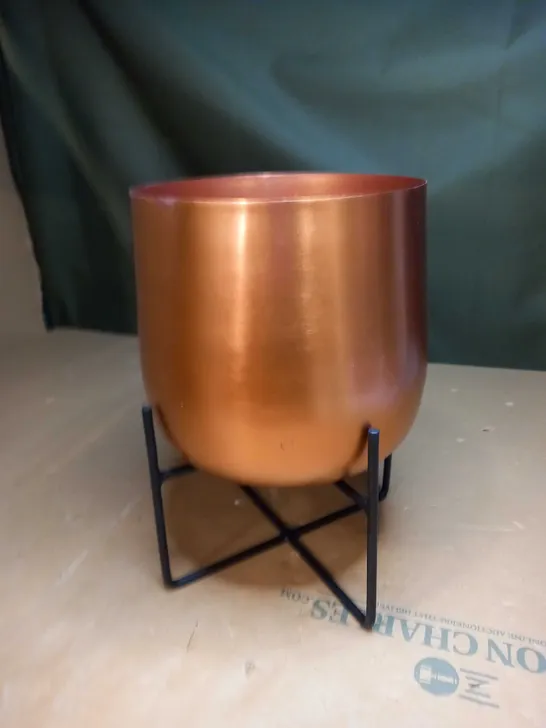 OLLY AND ROSE MARRAKESH COPPER PLANT STAND WITH PLANT POT