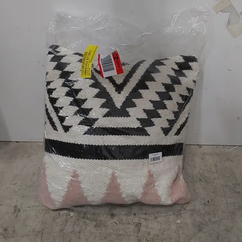 AMANDO GEOMETRIC SQUARE CUSHION 