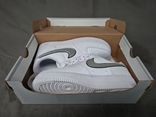 BOXED PAIR OF NIKE WOMEN'S AIR FORCE 1 '07 ESS SHOES IN WHITE/METALLIC SILVER UK SIZE 6.5