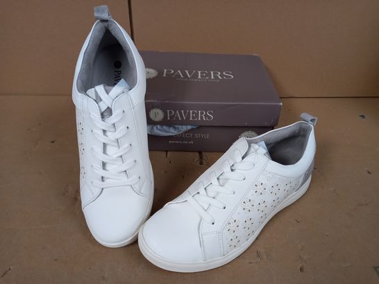 BOXED PAIR OF PAVERS TRAINERS IN WHITE SIZE EU 42