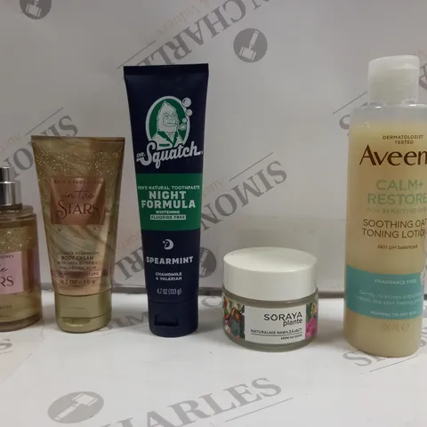 BOX OF APPROXIMATELY 20 ASSORTED COSMETICS TO INCLUDE AVEENO TONING LOTION, IN THE START BODY CREAM, NATURAL TOOTHPASTE ETC