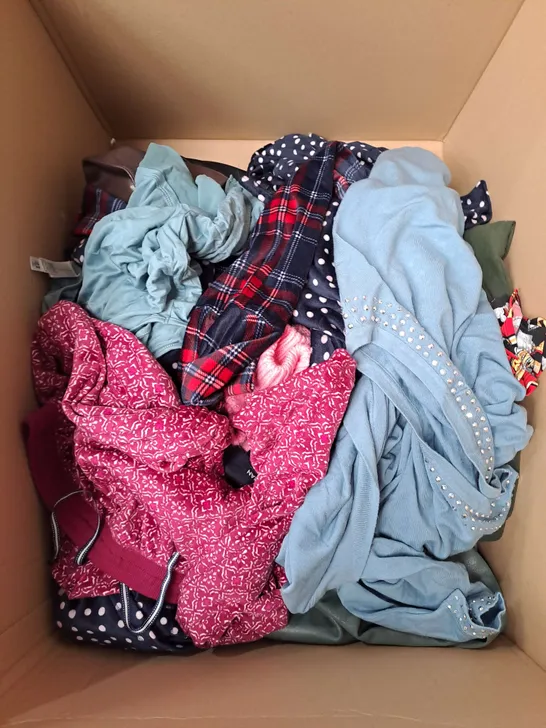 BOX OF APPROX 20 ASSORTED CLOTHING ITEMS TO INCLUDE - TOPS, PYJAMAS, VESTS ETC