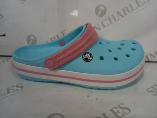 BOXED PAIR OF CROCS KIDS CLOGS IN BLUE/PINK UK SIZE J5