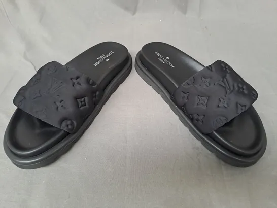 PAIR OF LOUIS VUITTON PARIS SLIDERS IN BLACK EU SIZE 41