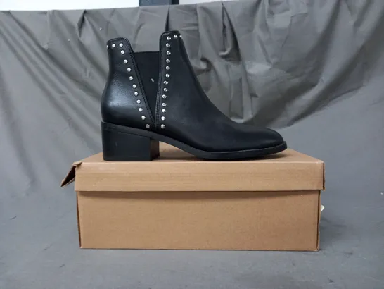 BOXED PAIR OF STEVE MADDEN LOW BLOCK HEEL ANKLE BOOTS IN BLACK SIZE 3