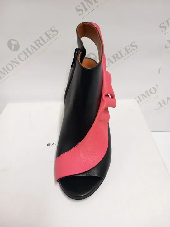 BOXED PAIR OF BALENCIAGA BLACK/FLAMINGO LEATHER SANDAL SIZE 38.5