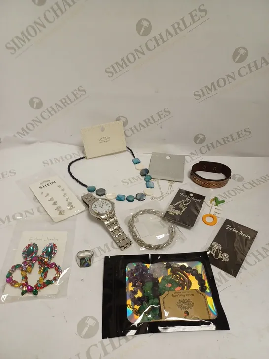 BOX OF APPROXIMATELY 30 ASSORTED JEWELLERY/COSTUME JEWELLERY ITEMS TO INCLUDE WATCHES, RINGS, BRACELETS ETC  