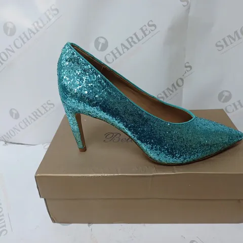 PAIR OF FIND. SLIP-ON HIGH HEELED SHOES IN TURQUOISE SIZE 4