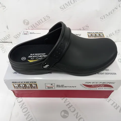 BOXED PAIR OF SKECHERS ARCHFIT CLOGS IN BLACK SIZE 9