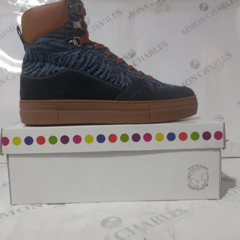 BOXED PAIR OF ADESSO HI-TOP SHOES IN NAVY/TAN SIZE 7