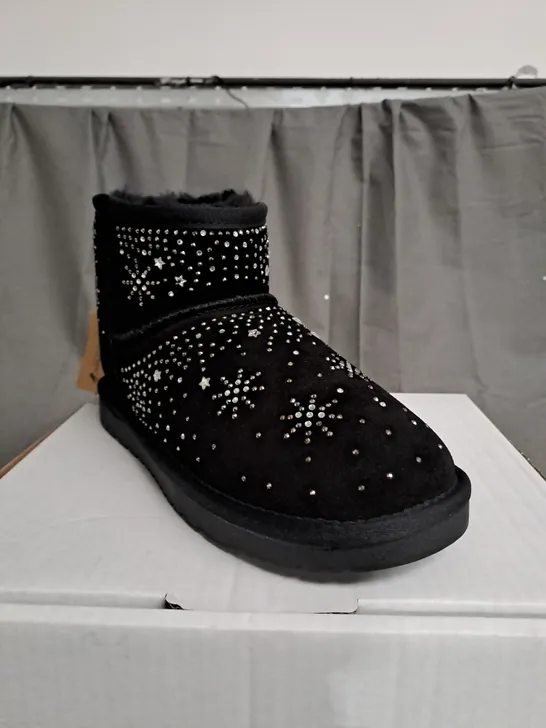 BOXED PAIR OF BONOVA SPARKLE SHEEPSKIN BOOTS BLACK SIZE 5