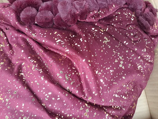 BOXED JULIEN MACDONALD REVERSIBLE FAUX FUR THROW IN BURGUNDY