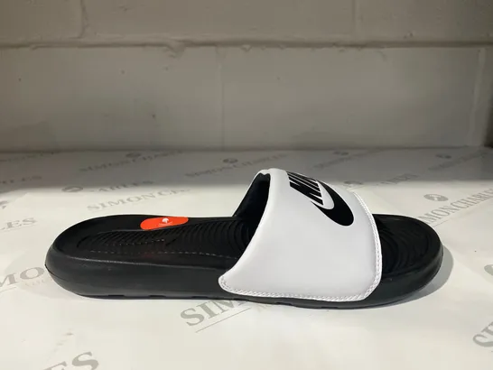 PAIR OF NIKE FLIP-FLOPS SIZE 8