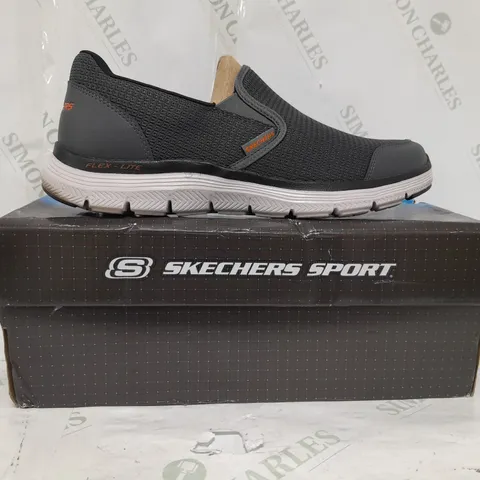 BOXED PAIR OF SKETCHER FLEX ADVANCED TRAINERS IN BLACK MENS SIZE 8