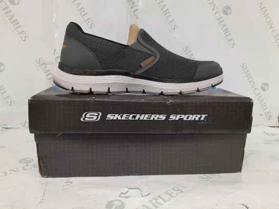 BOXED PAIR OF SKETCHER FLEX ADVANCED TRAINERS IN BLACK MENS SIZE 8