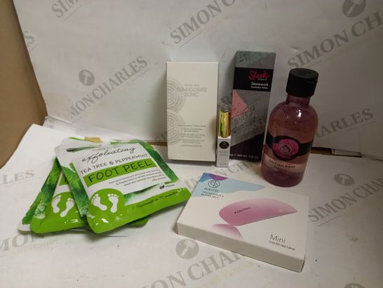LOT OF APPROXIMATELY 20 ASSORTED HEALTH & BEAUTY ITEMS, TO INCLUDE THE BODY SHOP, MINI UV LAMP, MARY KAY, ETC