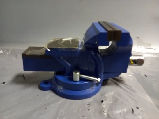 BENCH VISE WITH 360 DEGREE SWIVEL ./ COLLECTION ONLY 