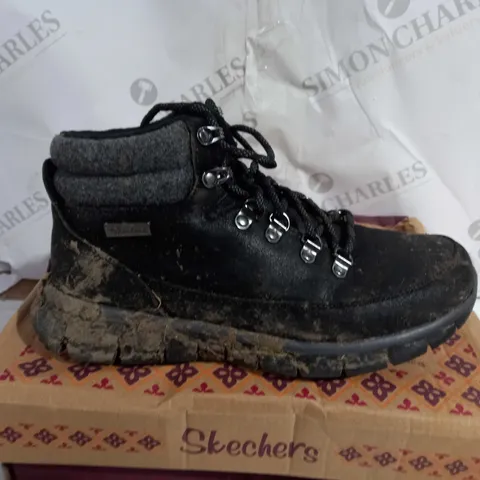 BOXED PAIR OF SKECHERS SYNERGY WARM BOOTS BLACK SIZE 4.5