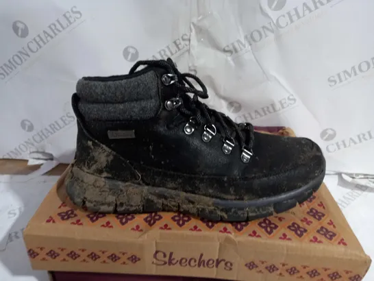 BOXED PAIR OF SKECHERS SYNERGY WARM BOOTS BLACK SIZE 4.5