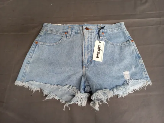 WRANGLER REWORKED FRAYED HEM JEAN SHORT IN LIGHT INDIGO SIZE 28W