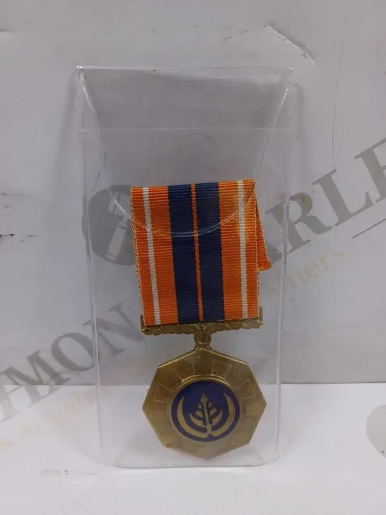 LOT TO CONTAIN A MILITARY SERVICE MEDAL 