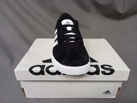 BOXED PAIR OF ADIDAS KIDS SHOES IN BLACK/WHITE UK SIZE 12