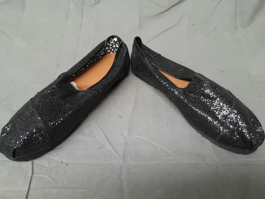 BOX OF APPROXIMATELY 15 BOXED PAIRS OF DESIGNER SLIP-ON SHOES IN BLACK W. GLITTER EFFECT - VARIOUS SIZES