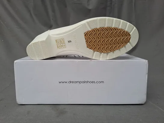 BOXED PAIR OF DREAM PAIRS BLOCK HEEL SLIP-ON SHOES IN WHITE UK SIZE 4